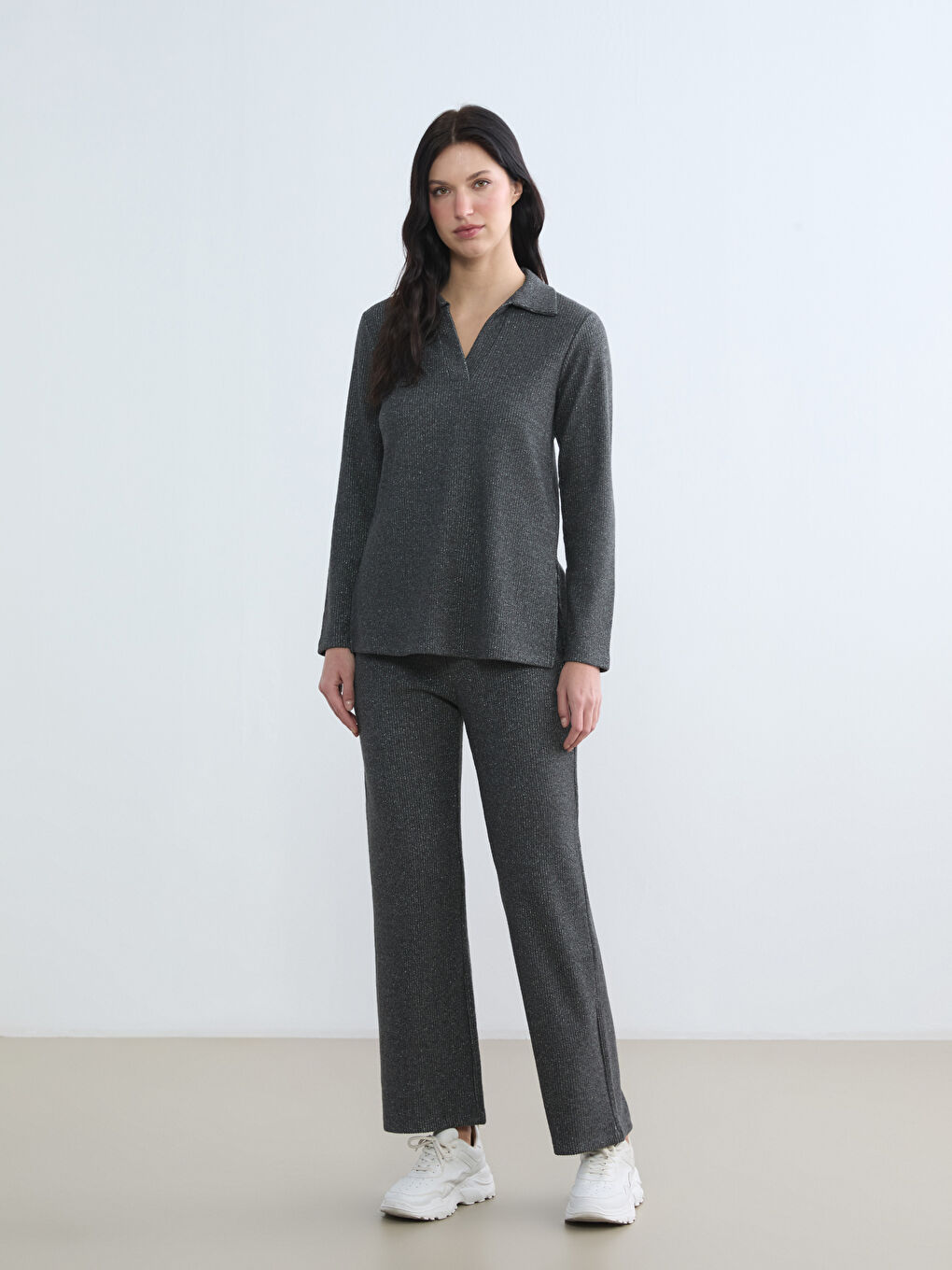 Pantalone sa sjajnim završetkom i elastičnim pojasom