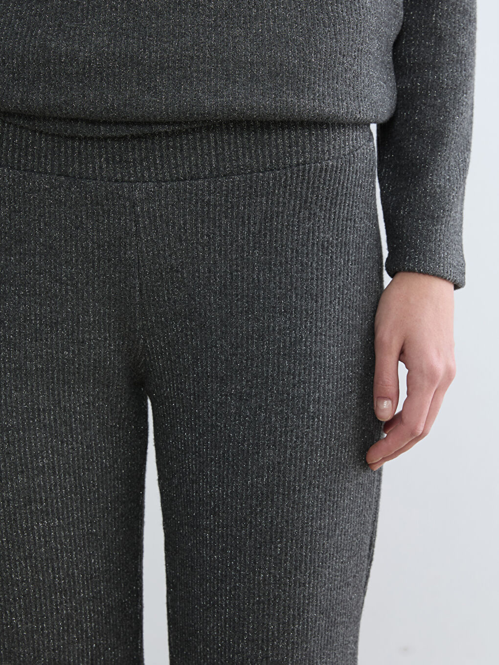 Pantalone sa sjajnim završetkom i elastičnim pojasom-2