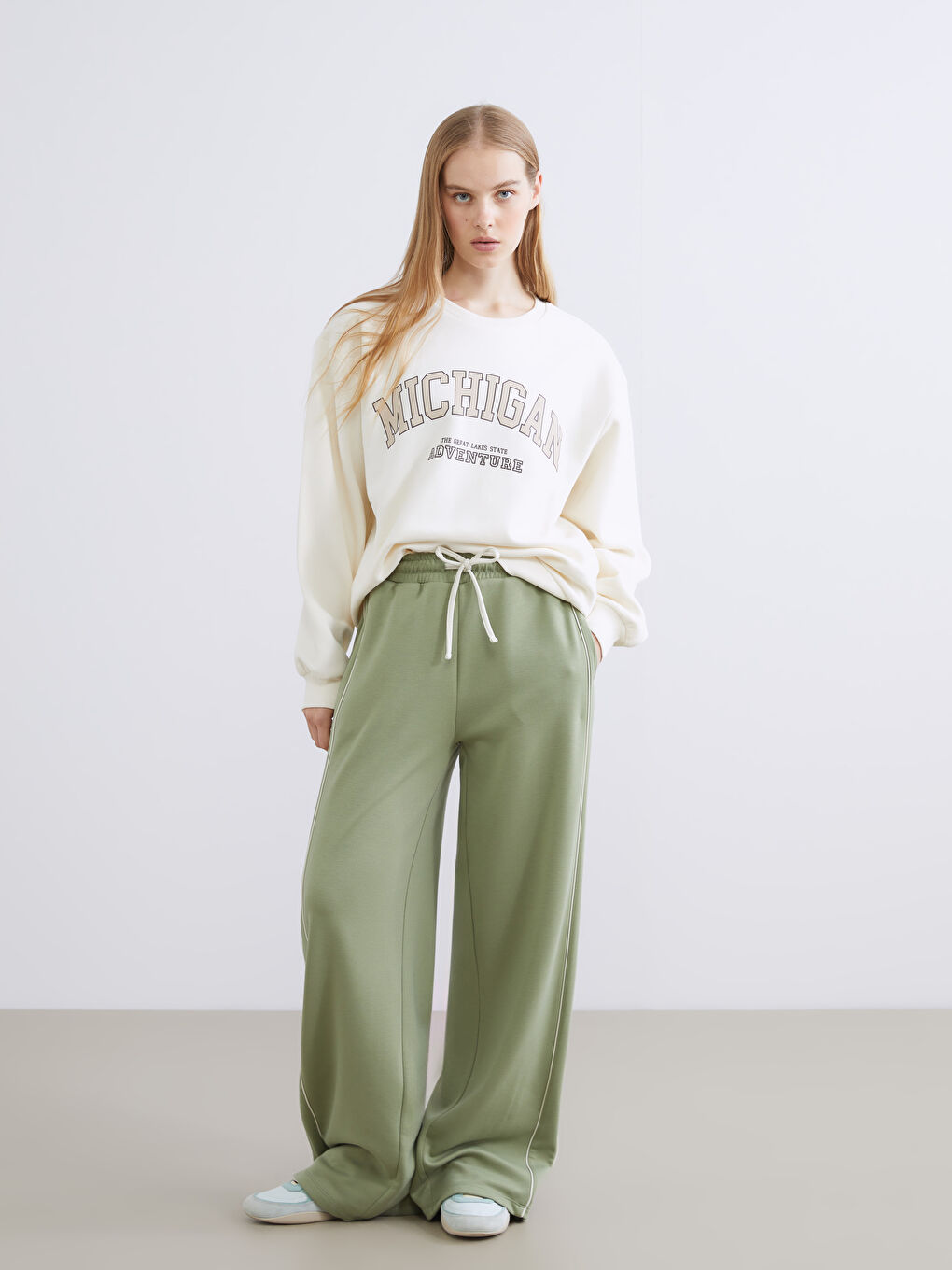 Женский свитшот оверсайз с принтом-1