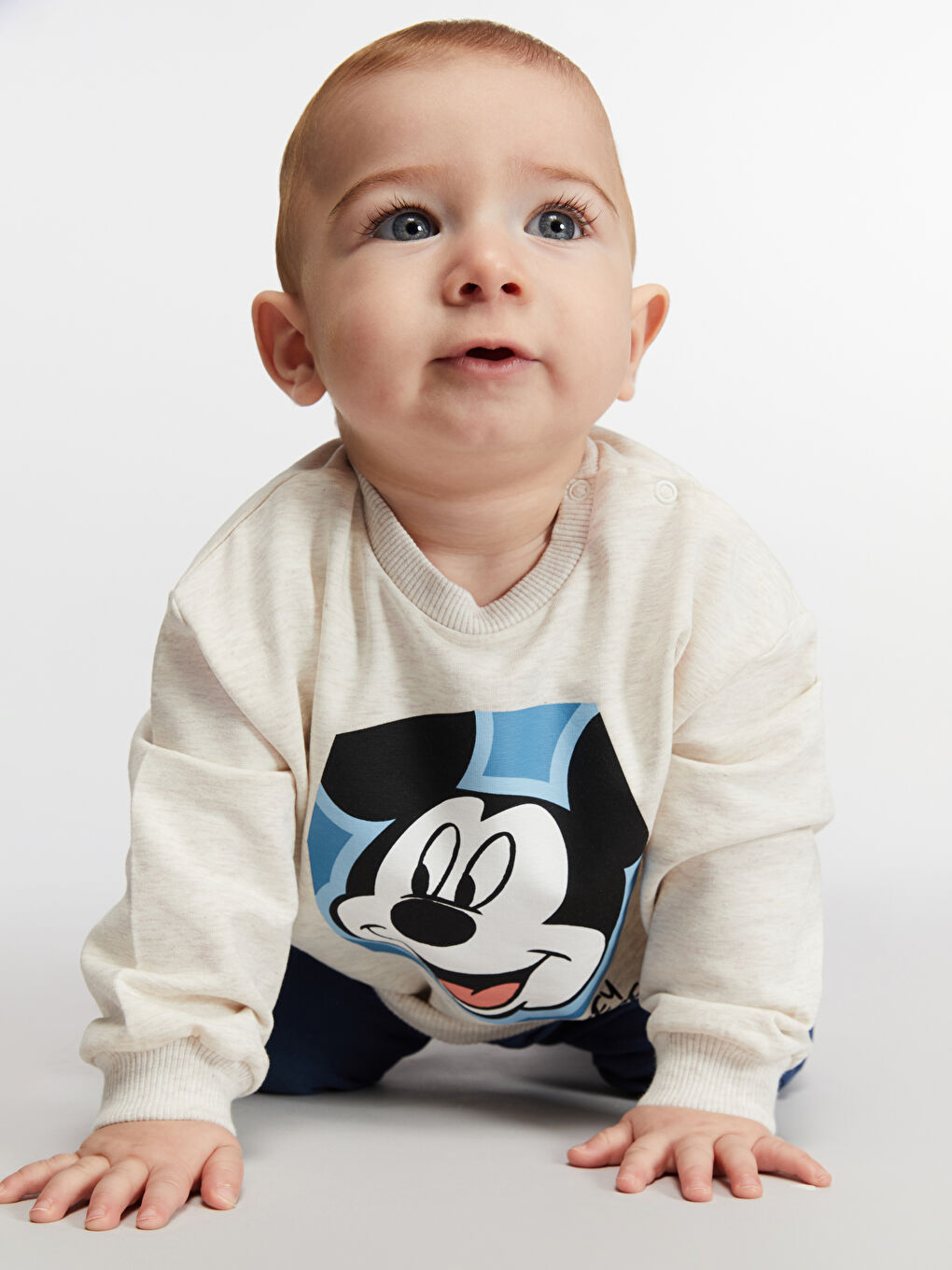 تاقمی ٢ دانەیی سوییتشێرت و پانتۆڵی وەرزشیی کوڕانەی ساوا بە نەخشی Mickey Mouse-1
