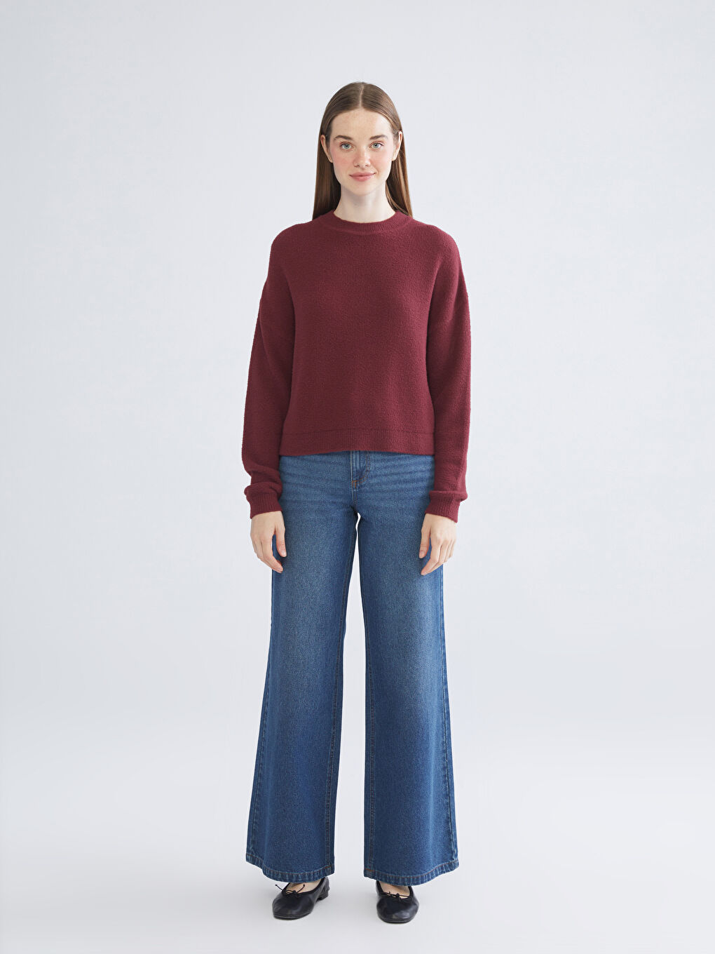 Женский трикотажный свитер с круглым вырезом-1