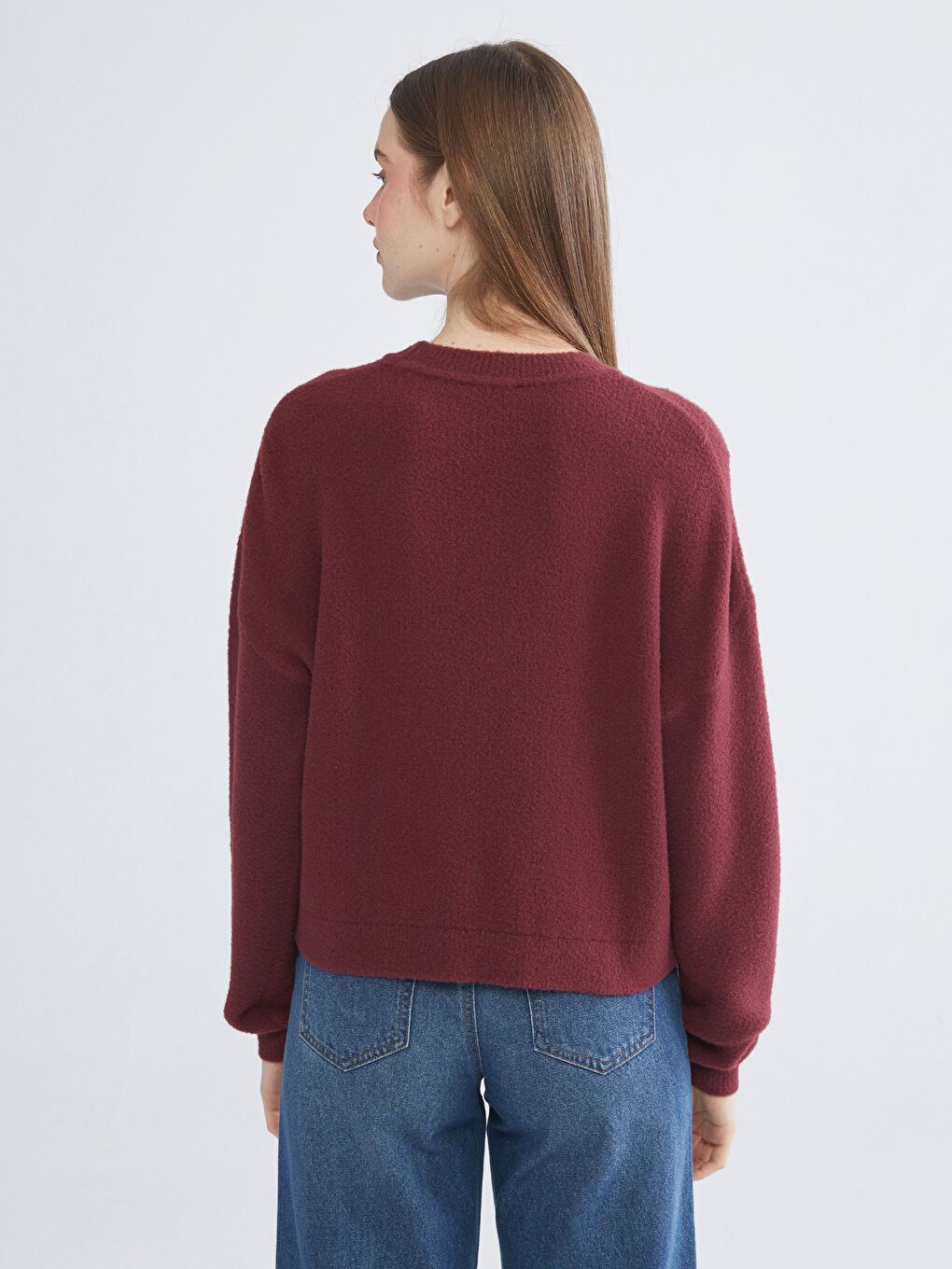 Женский трикотажный свитер с круглым вырезом-3