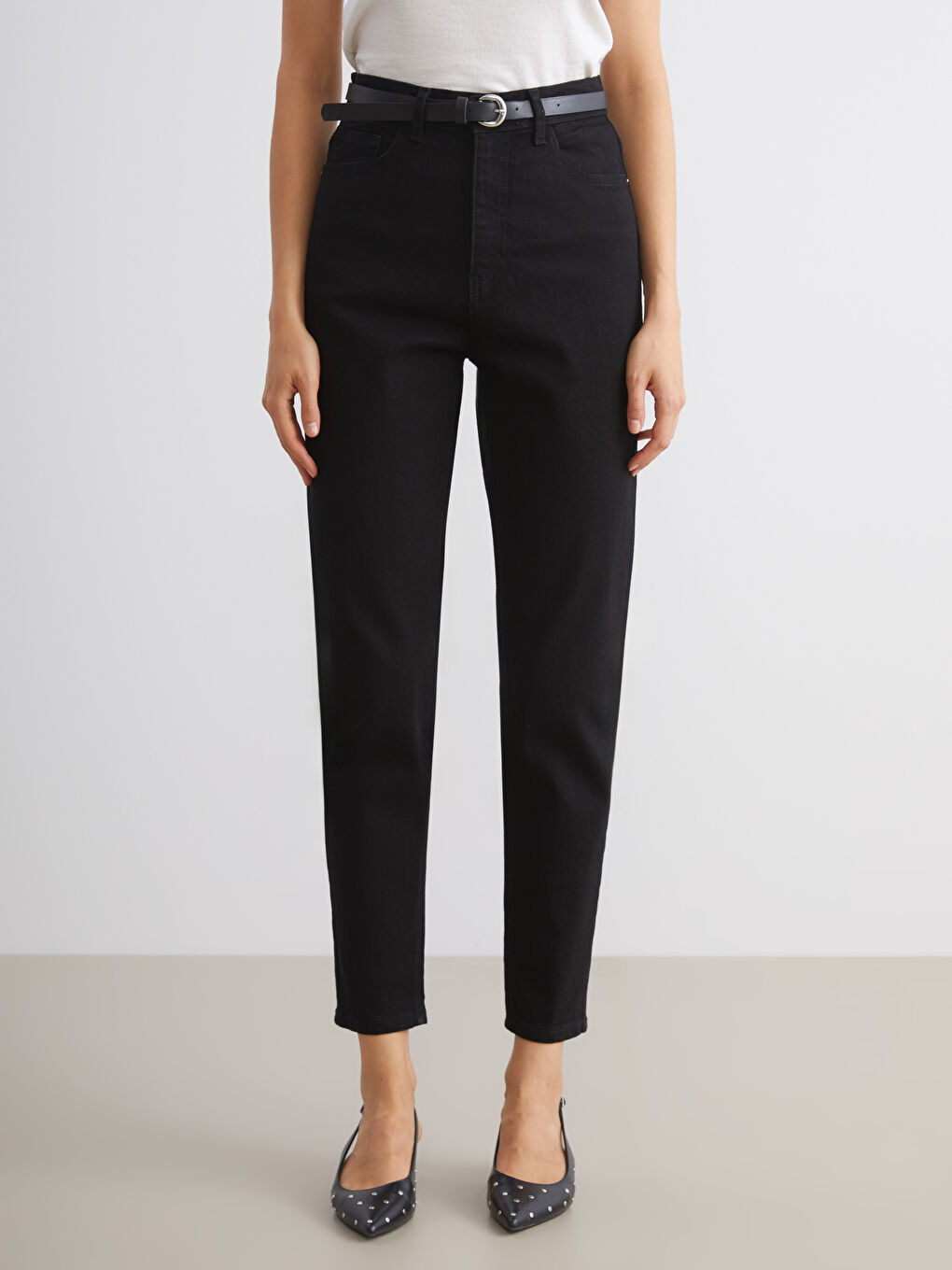 Siyah Beli Kemerli Mom Fit Kadın Jean Pantolon-1