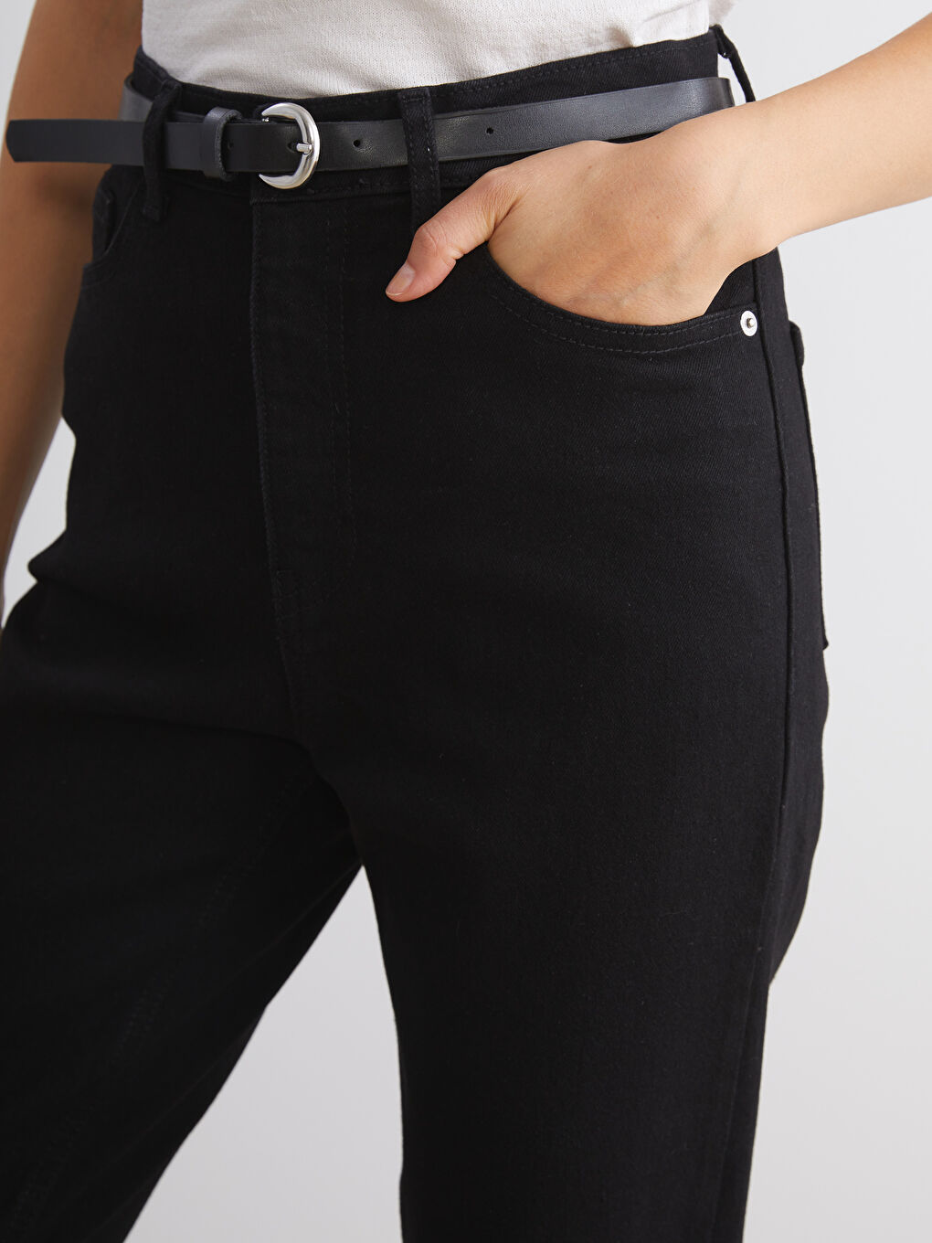 Siyah Beli Kemerli Mom Fit Kadın Jean Pantolon-2