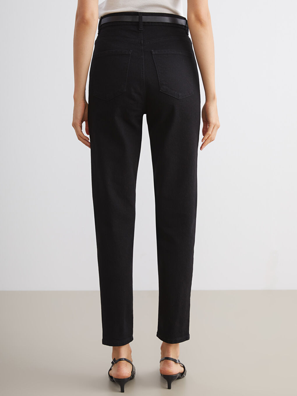 Siyah Beli Kemerli Mom Fit Kadın Jean Pantolon-3