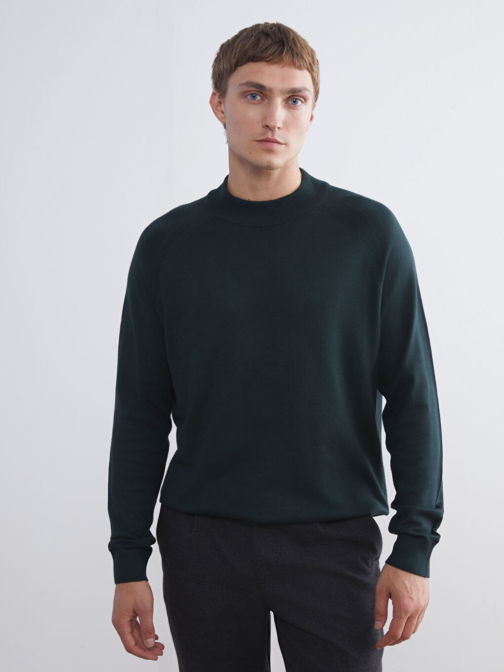 Ерлерге арналған жартылай биік жағалы трикотаж жемпір