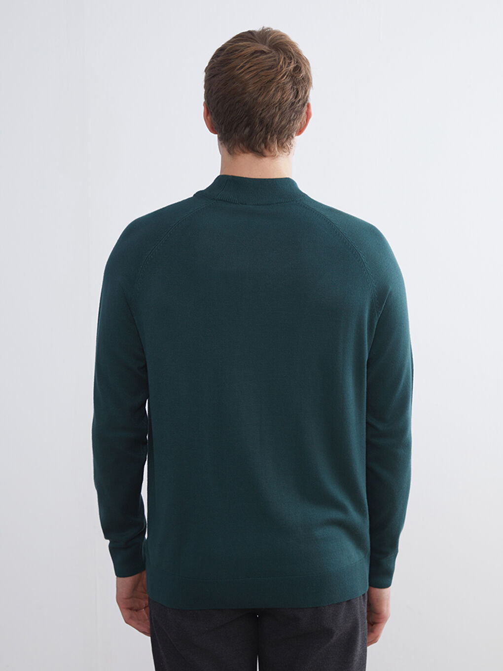 Свитер из трикотажа с полуводолазкой для мужчин-3