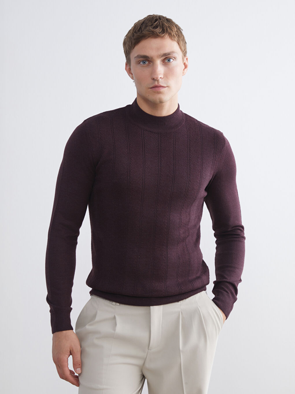 ნახევრად მაღალყელიანი მამაკაცებისთვის ტრიკოტაჟის სვიტერი