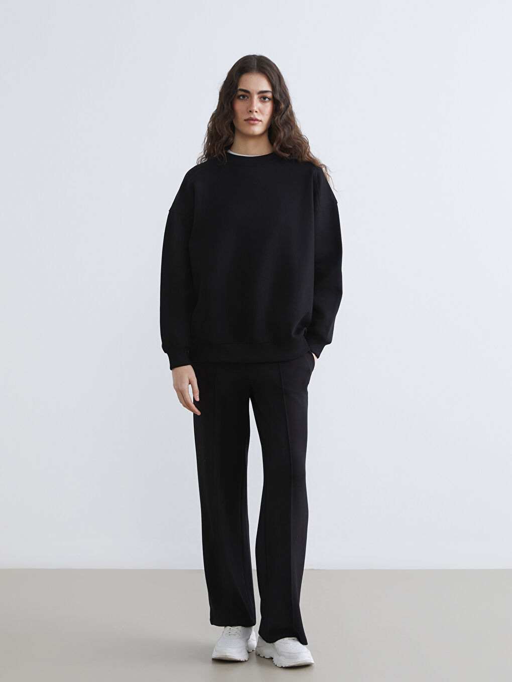 Siyah Bisiklet Yaka Oversize Kadın Kalın Sweatshirt-1