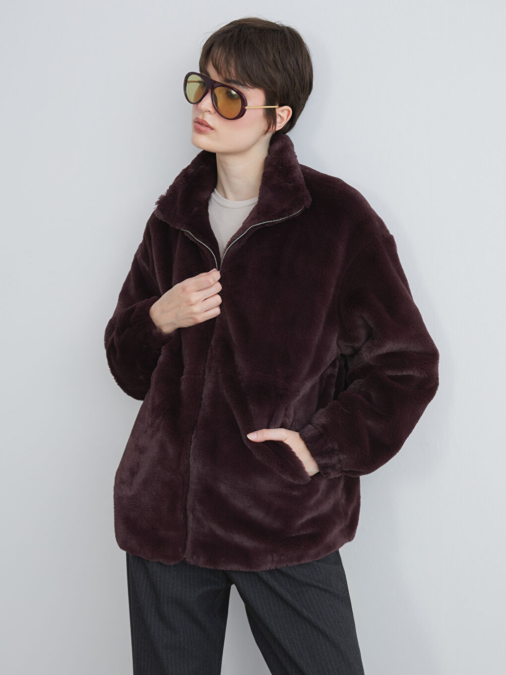 Bordo Dik Yaka Kadın Pelüş Mont