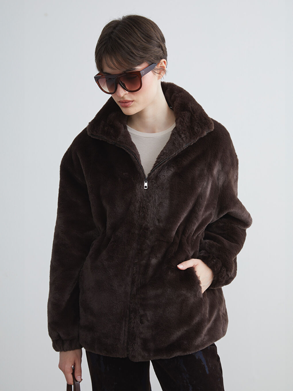 Kahverengi Dik Yaka Kadın Pelüş Mont