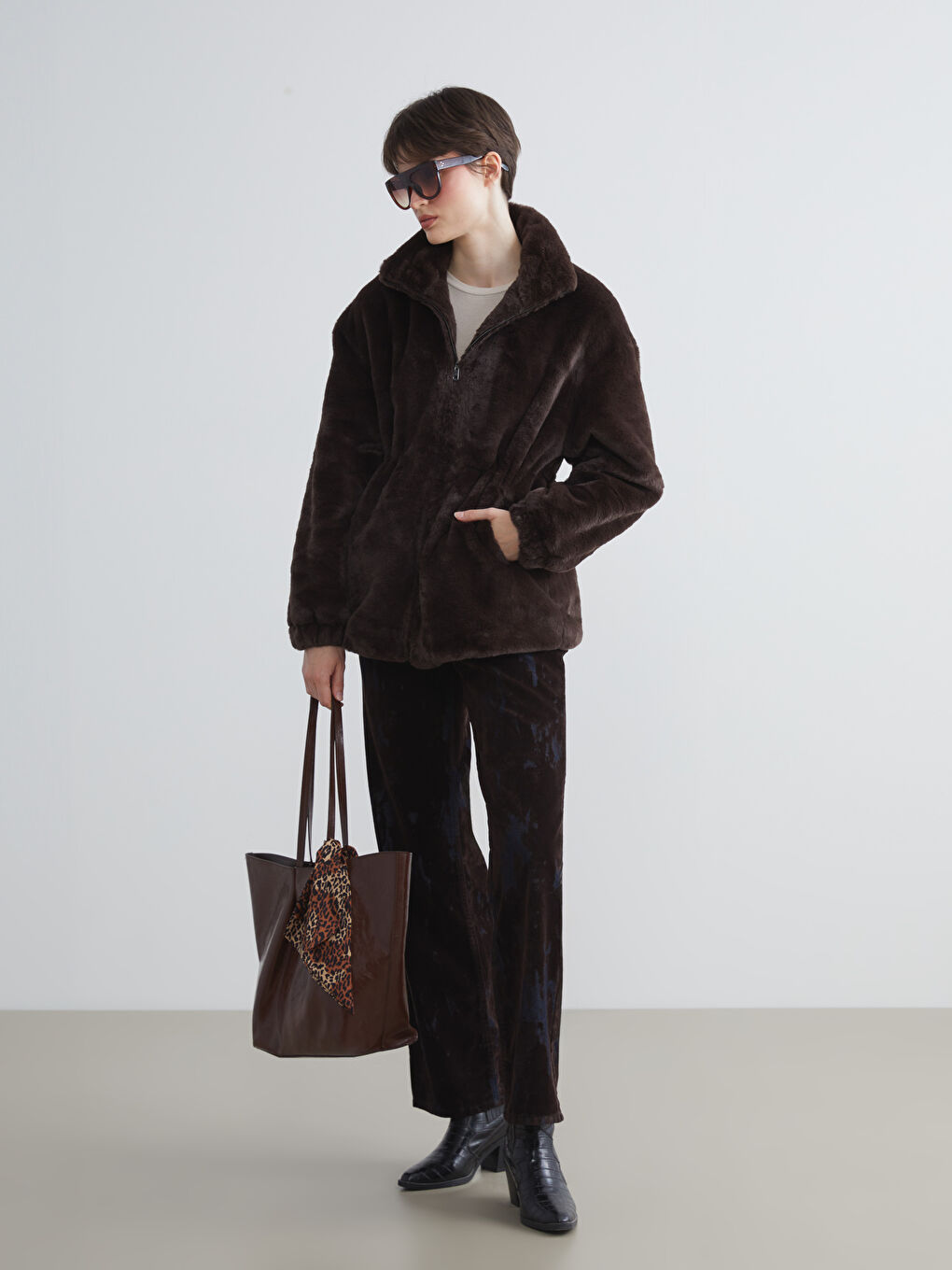 Kahverengi Dik Yaka Kadın Pelüş Mont-1