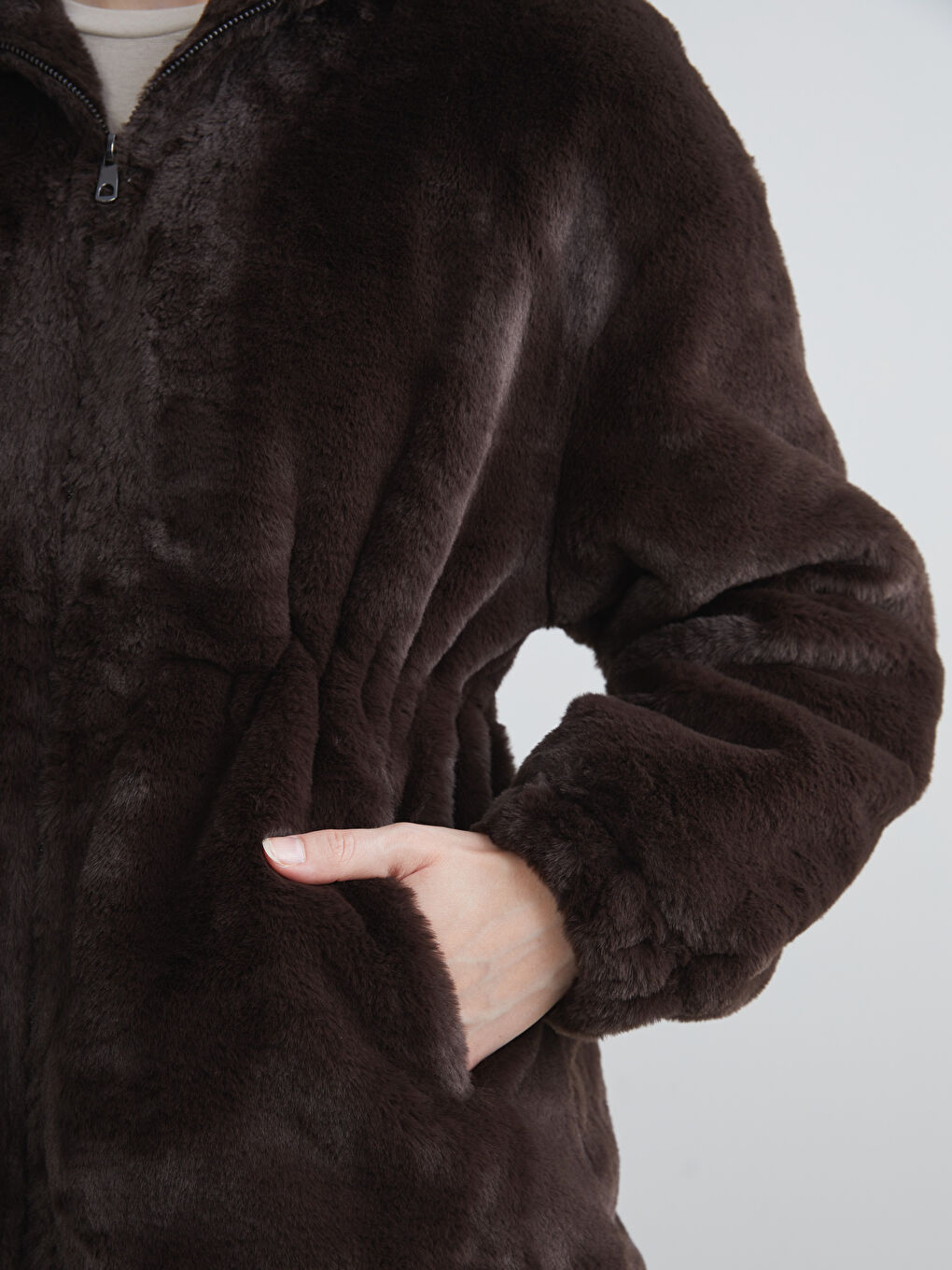 Kahverengi Dik Yaka Kadın Pelüş Mont-2