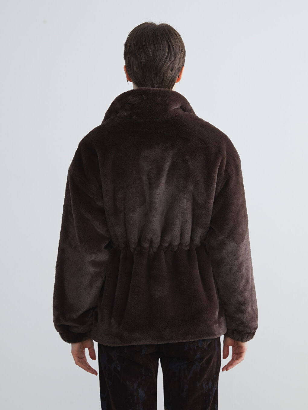 Kahverengi Dik Yaka Kadın Pelüş Mont-4