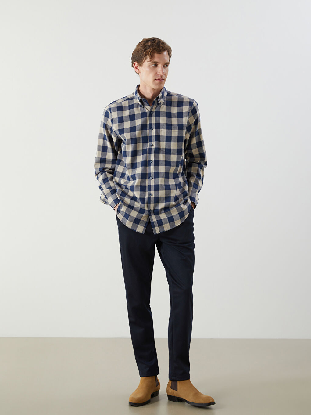 قميص رجالي بأكمام طويلة ونقشة مربعات بقماش الجبردين بقصة عادية-3