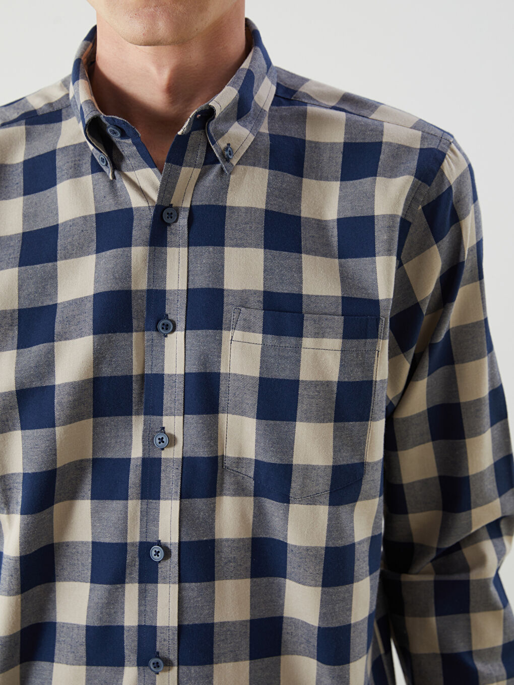 قميص رجالي بأكمام طويلة ونقشة مربعات بقماش الجبردين بقصة عادية-5