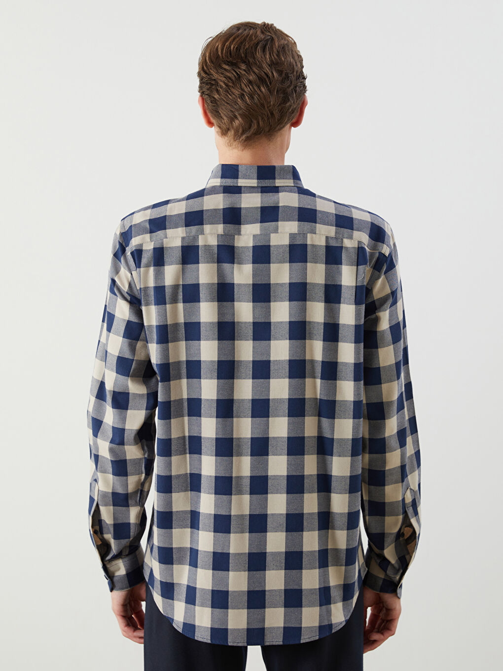 قميص رجالي بأكمام طويلة ونقشة مربعات بقماش الجبردين بقصة عادية-7