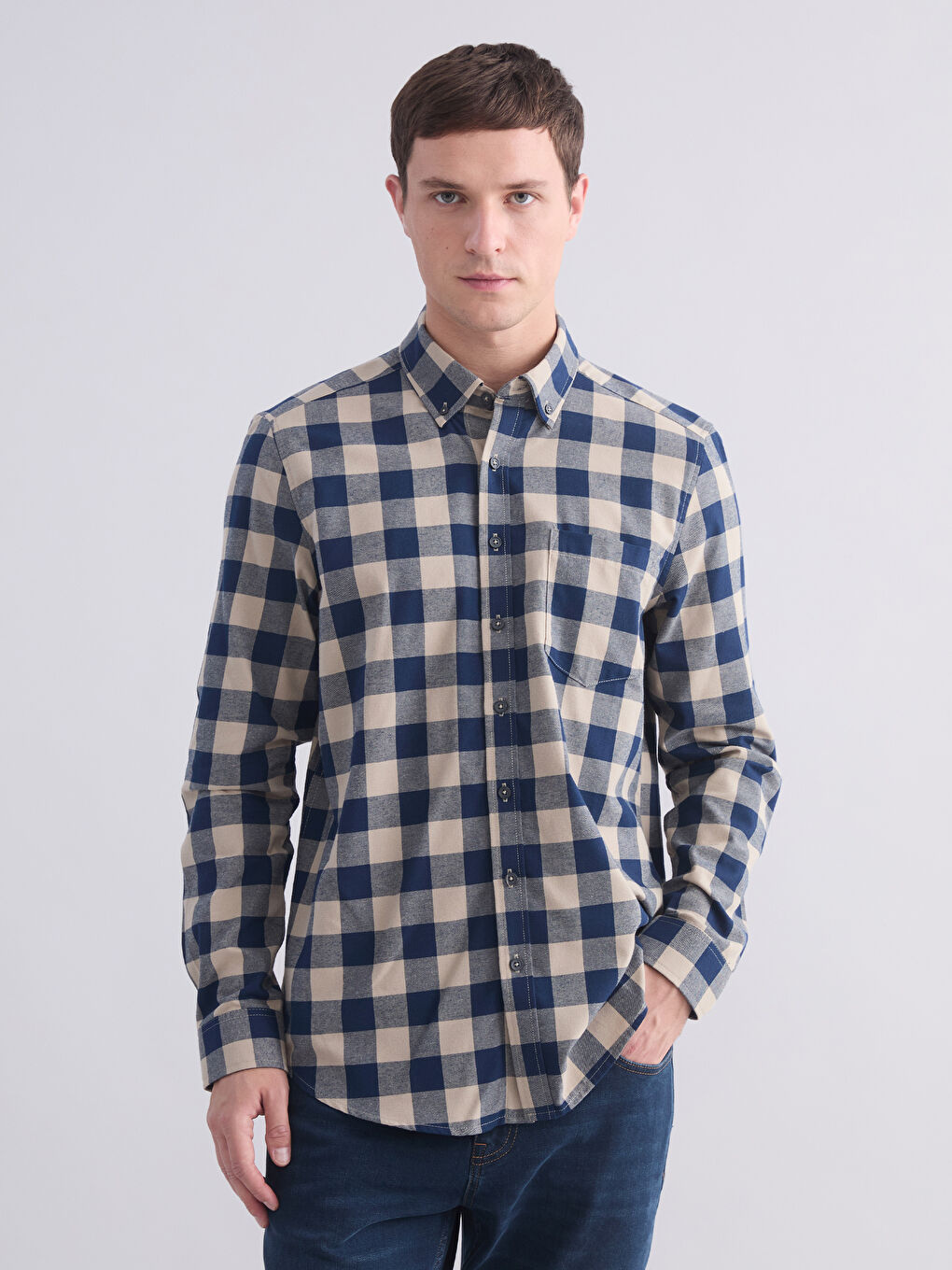 قميص رجالي بأكمام طويلة ونقشة مربعات بقماش الجبردين بقصة عادية-1