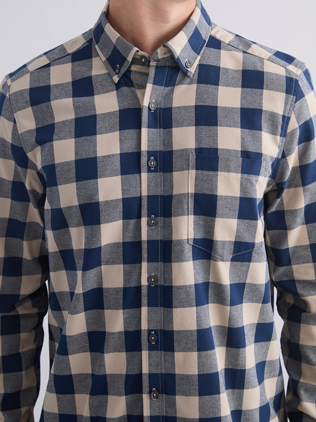 قميص رجالي بأكمام طويلة ونقشة مربعات بقماش الجبردين بقصة عادية-4