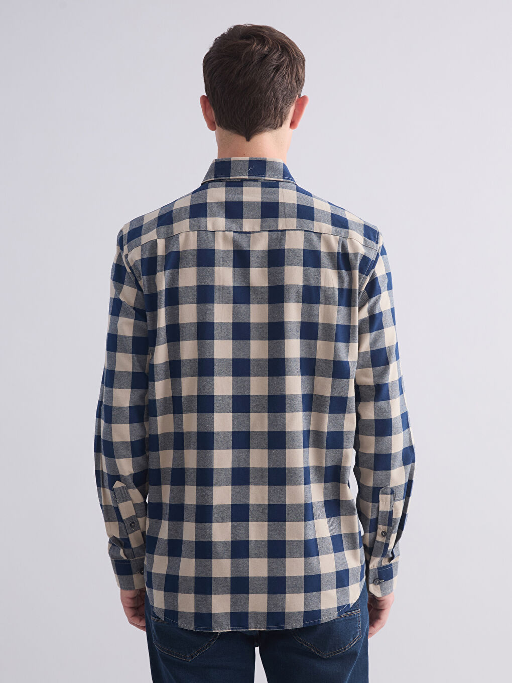 قميص رجالي بأكمام طويلة ونقشة مربعات بقماش الجبردين بقصة عادية-6