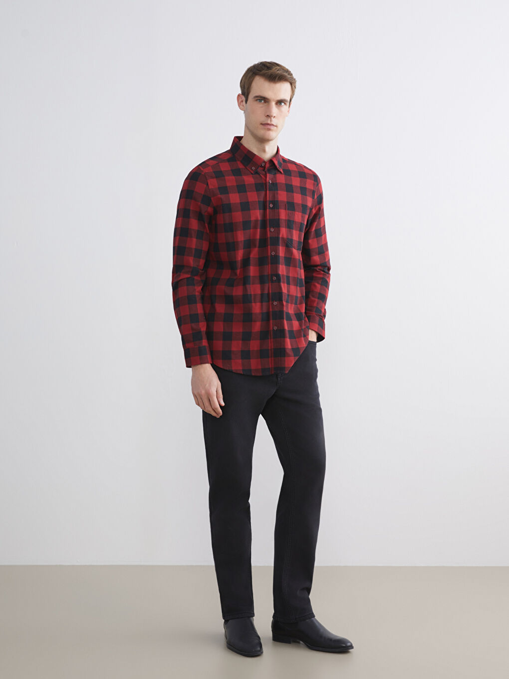 قميص رجالي بأكمام طويلة ونقشة مربعات بقماش الجبردين بقصة عادية-1