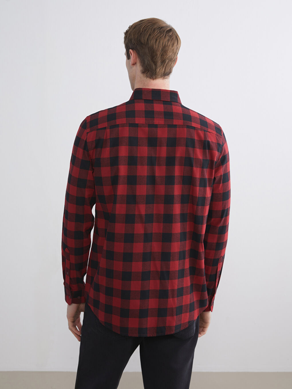 قميص رجالي بأكمام طويلة ونقشة مربعات بقماش الجبردين بقصة عادية-2