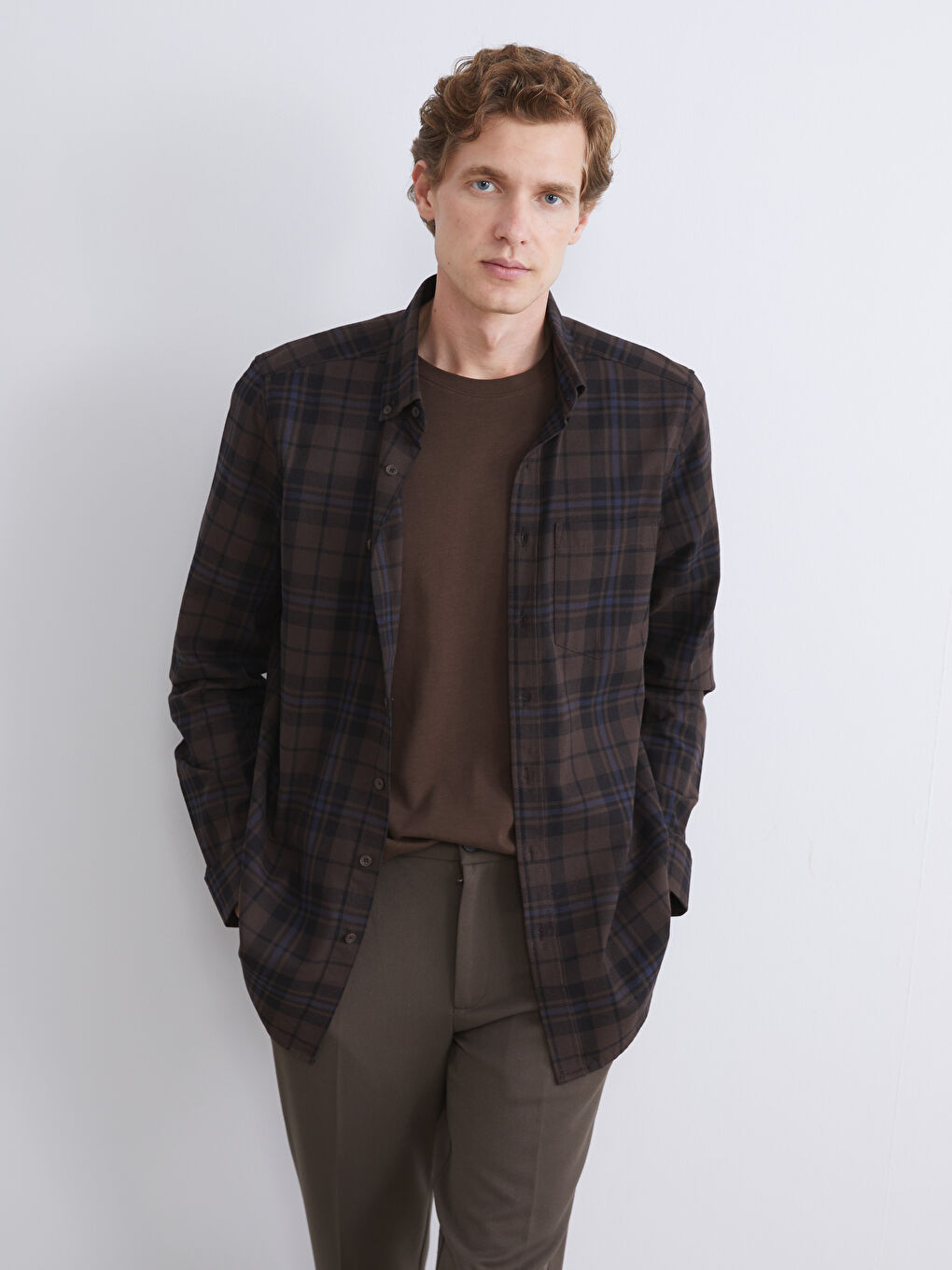 قميص رجالي بأكمام طويلة ونقشة مربعات بقماش الجبردين بقصة عادية