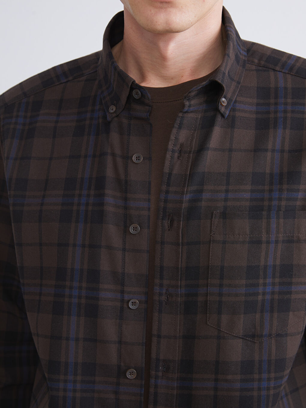 قميص رجالي بأكمام طويلة ونقشة مربعات بقماش الجبردين بقصة عادية-2