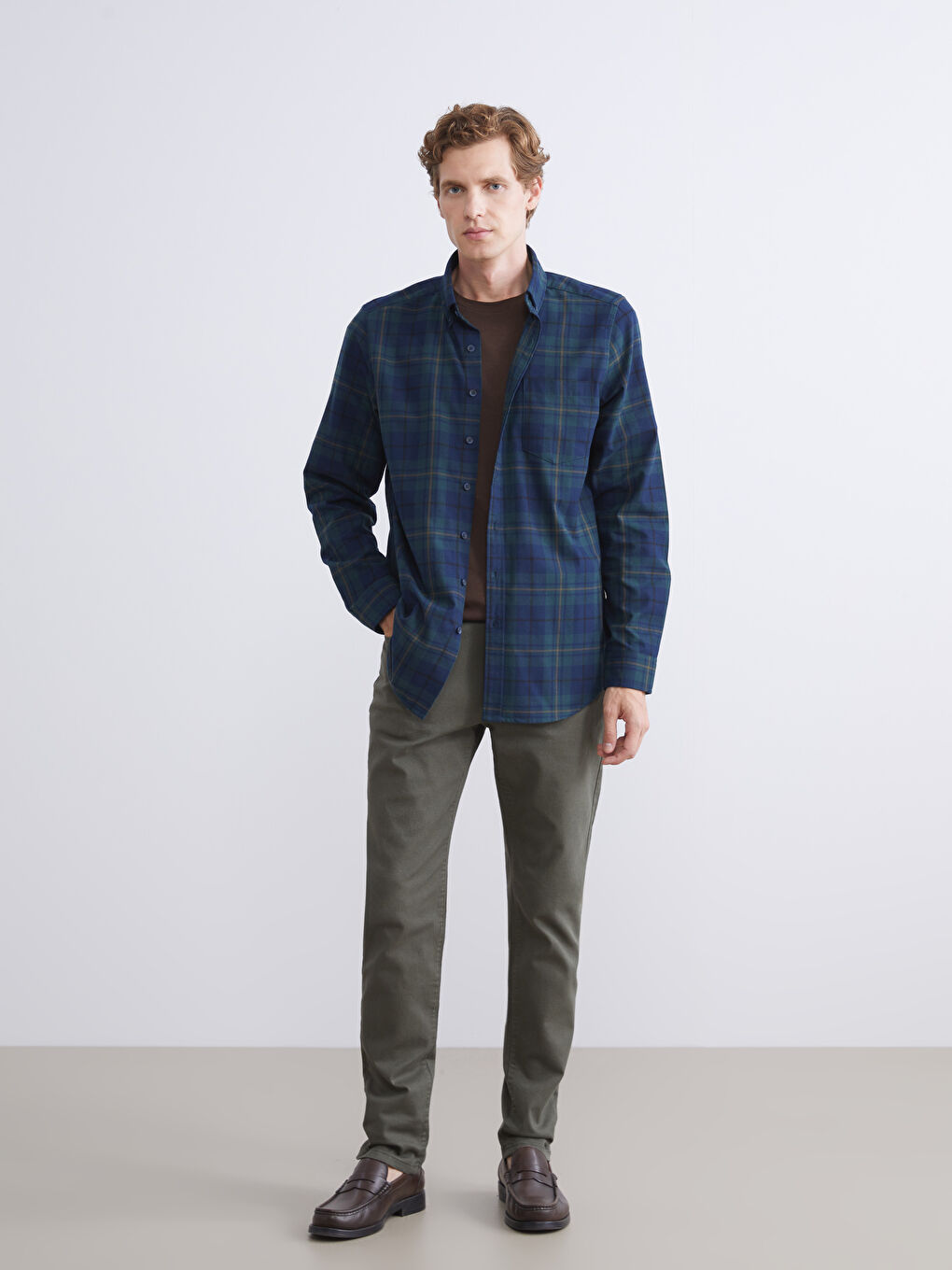 قميص رجالي بأكمام طويلة ونقشة مربعات بقماش الجبردين بقصة عادية-1