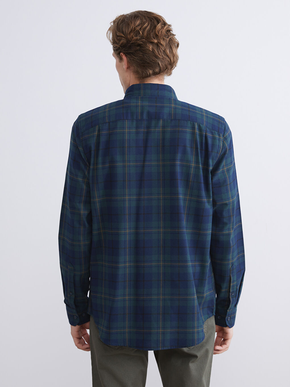 قميص رجالي بأكمام طويلة ونقشة مربعات بقماش الجبردين بقصة عادية-3