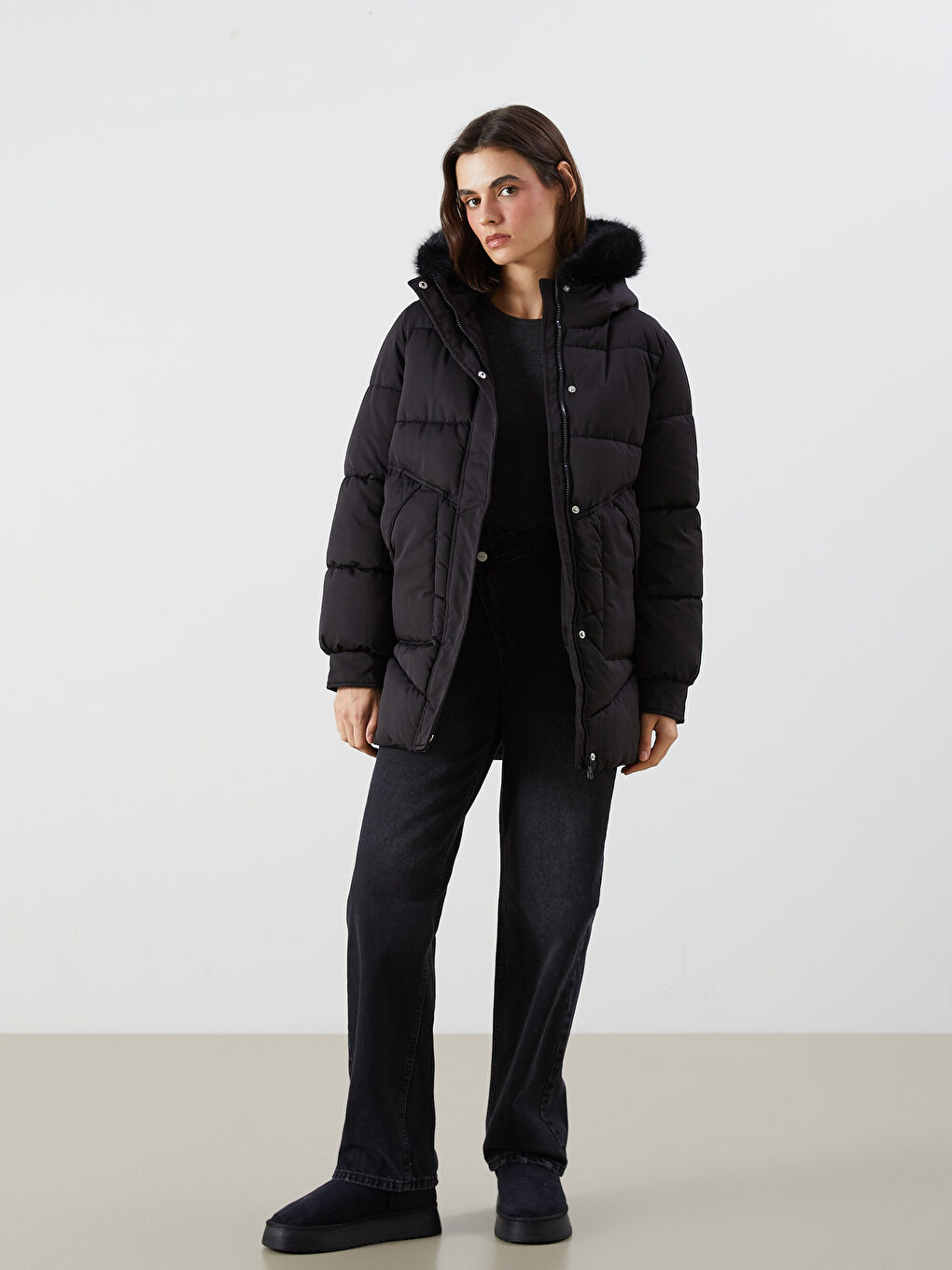 Siyah Kürklü Kapüşonlu Kadın Şişme Mont-1
