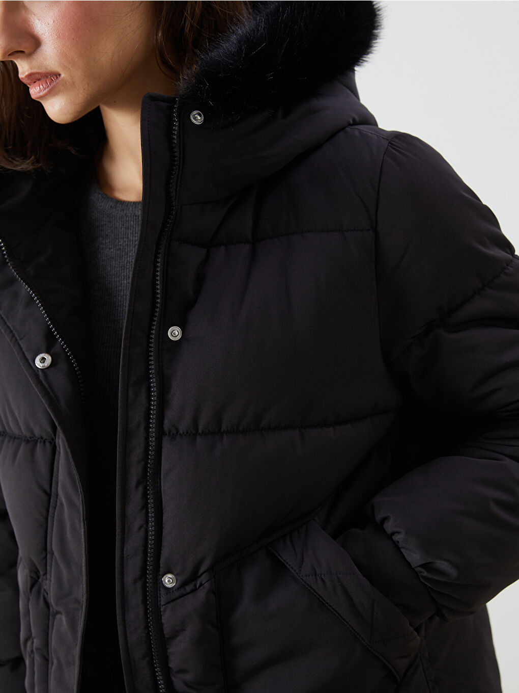 Siyah Kürklü Kapüşonlu Kadın Şişme Mont-4