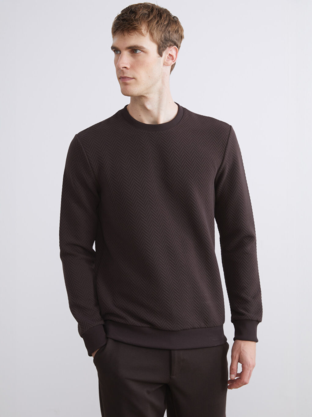 მრგვალი საყელო მამაკაცის სპორტული ზედა