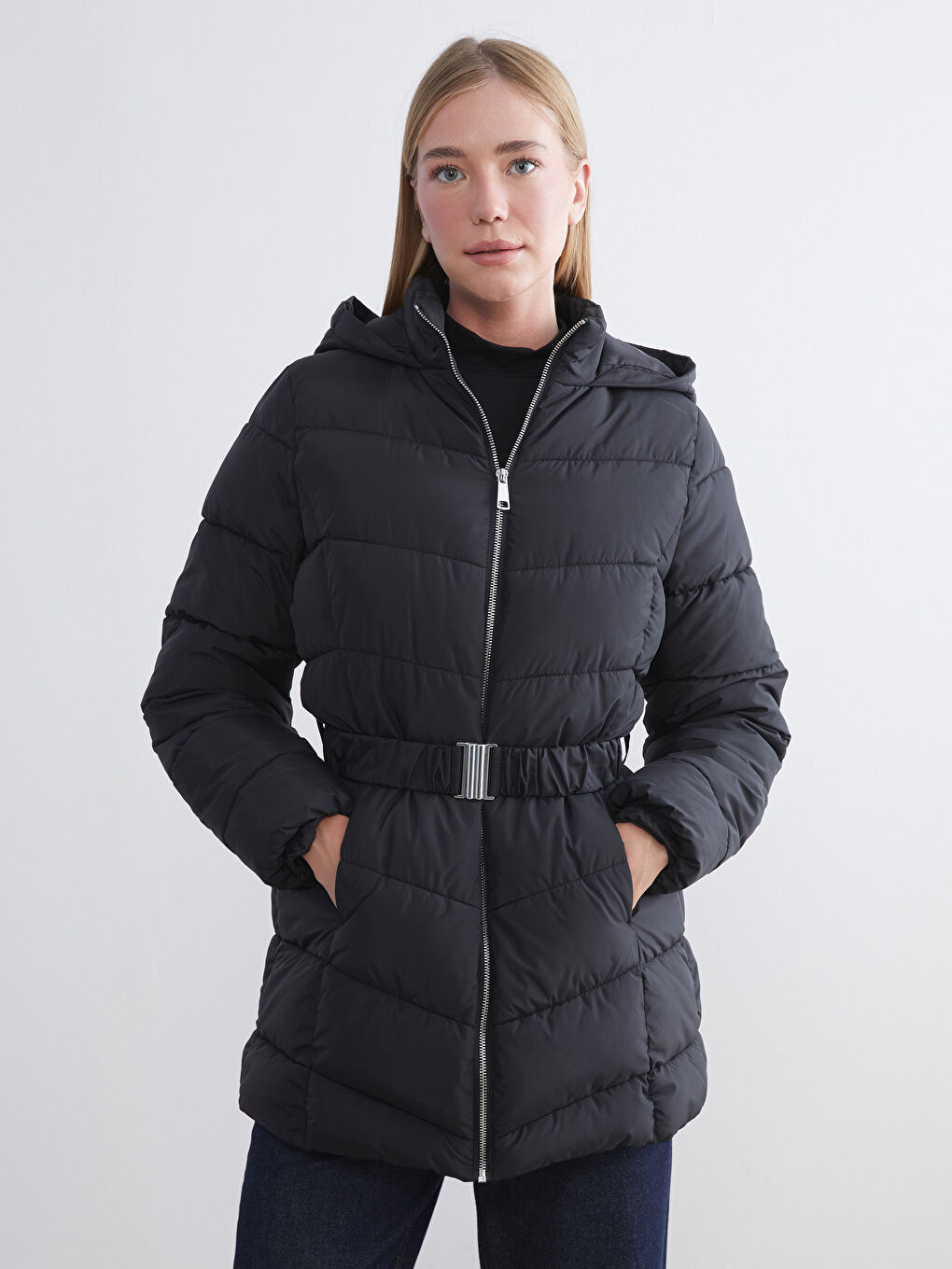 Siyah Kapüşonlu Kadın Şişme Mont