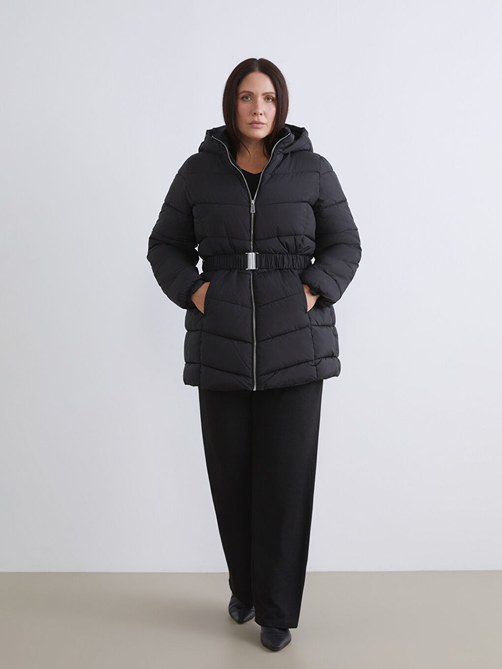 Siyah Kapüşonlu Kadın Şişme Mont-5