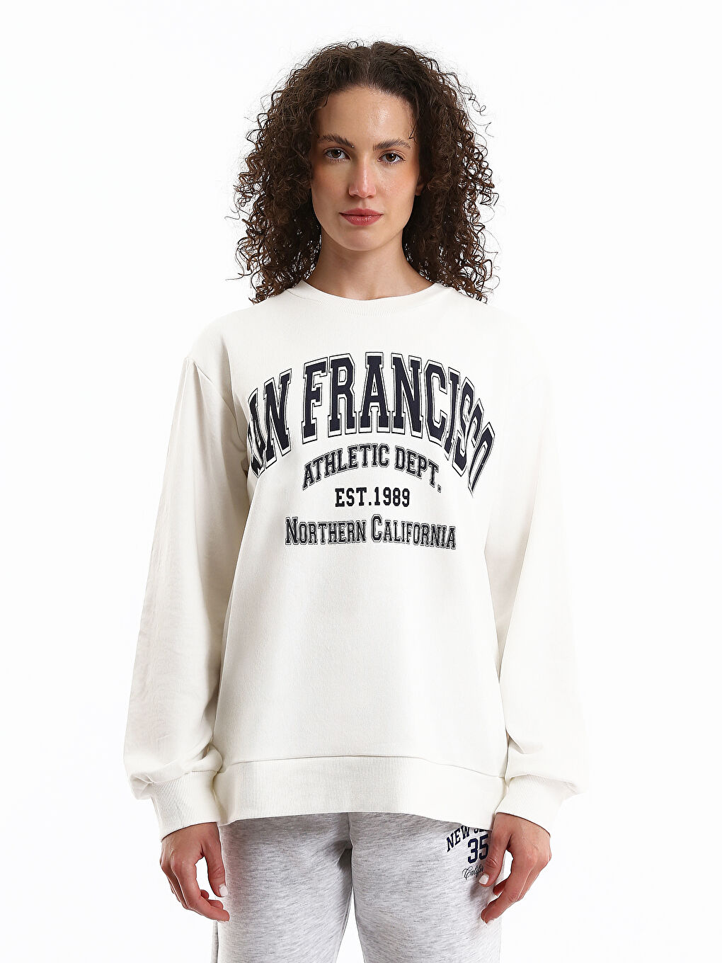 كنزة رياضية واسعة مطبوعة برقبة دائرية للسيدات-1