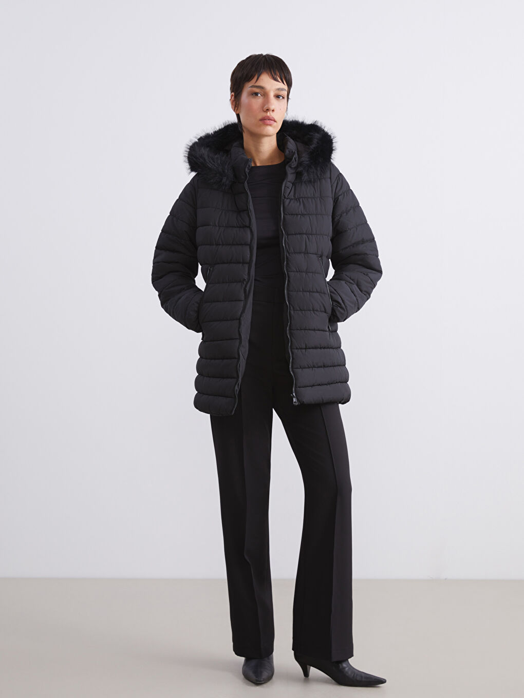 Siyah Kapüşonlu Kadın Şişme Mont-1