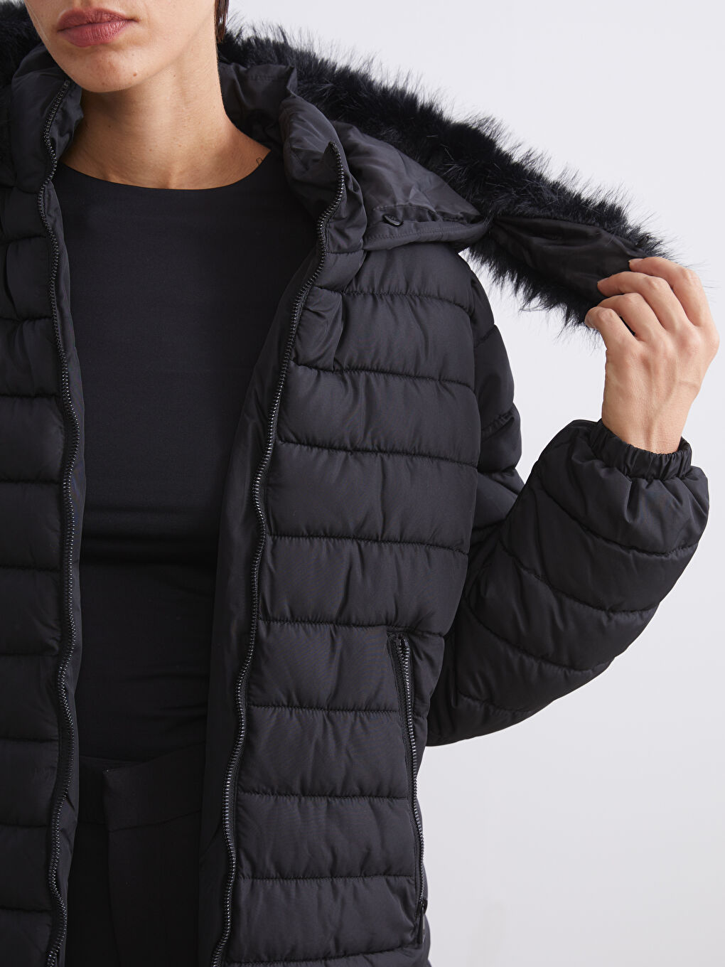 Siyah Kapüşonlu Kadın Şişme Mont-3