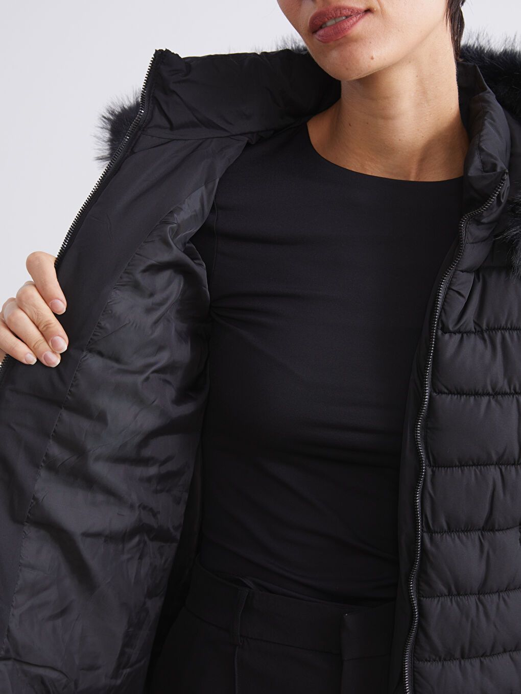 Siyah Kapüşonlu Kadın Şişme Mont-4