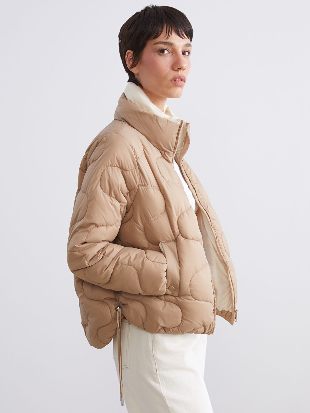 Bej Dik Yaka Kendinden Desenli Kadın Şişme Mont-1