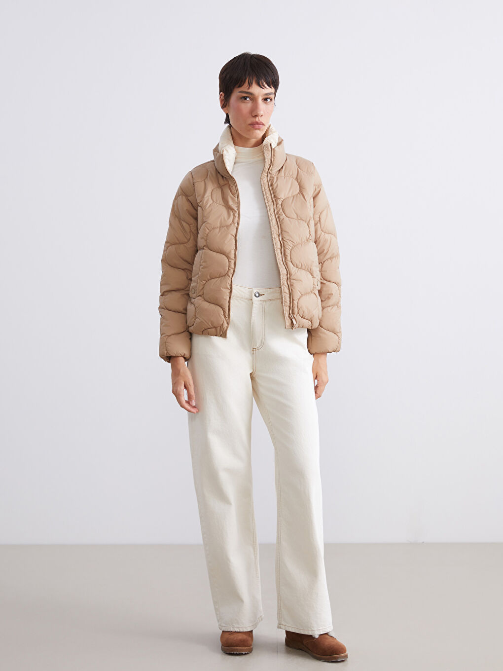 Bej Dik Yaka Kendinden Desenli Kadın Şişme Mont-2