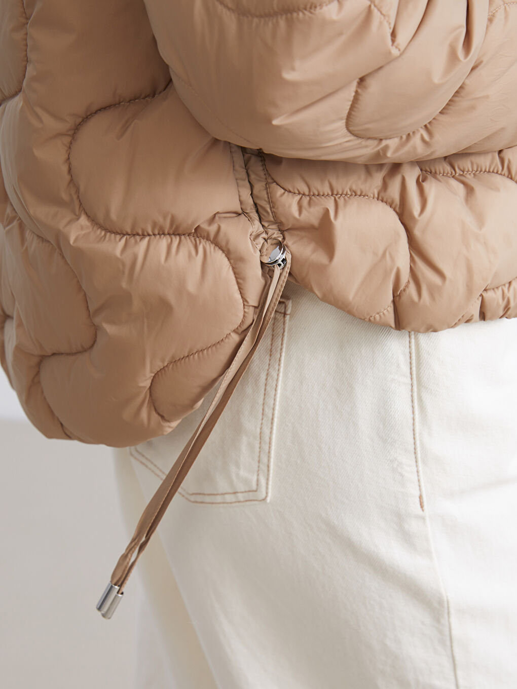 Bej Dik Yaka Kendinden Desenli Kadın Şişme Mont-4