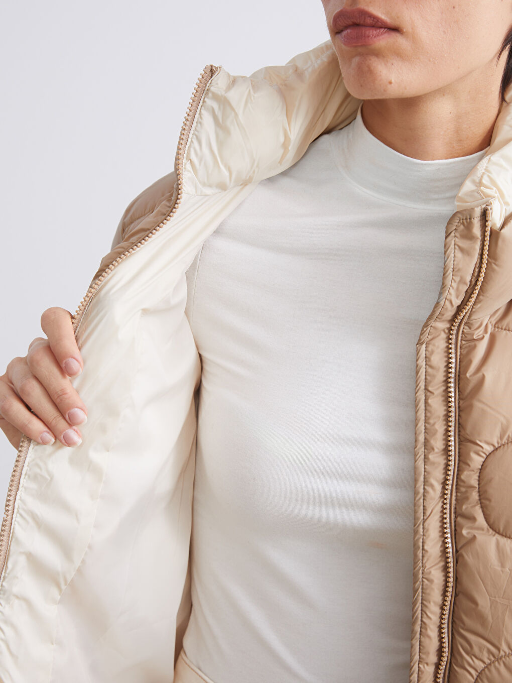 Bej Dik Yaka Kendinden Desenli Kadın Şişme Mont-6