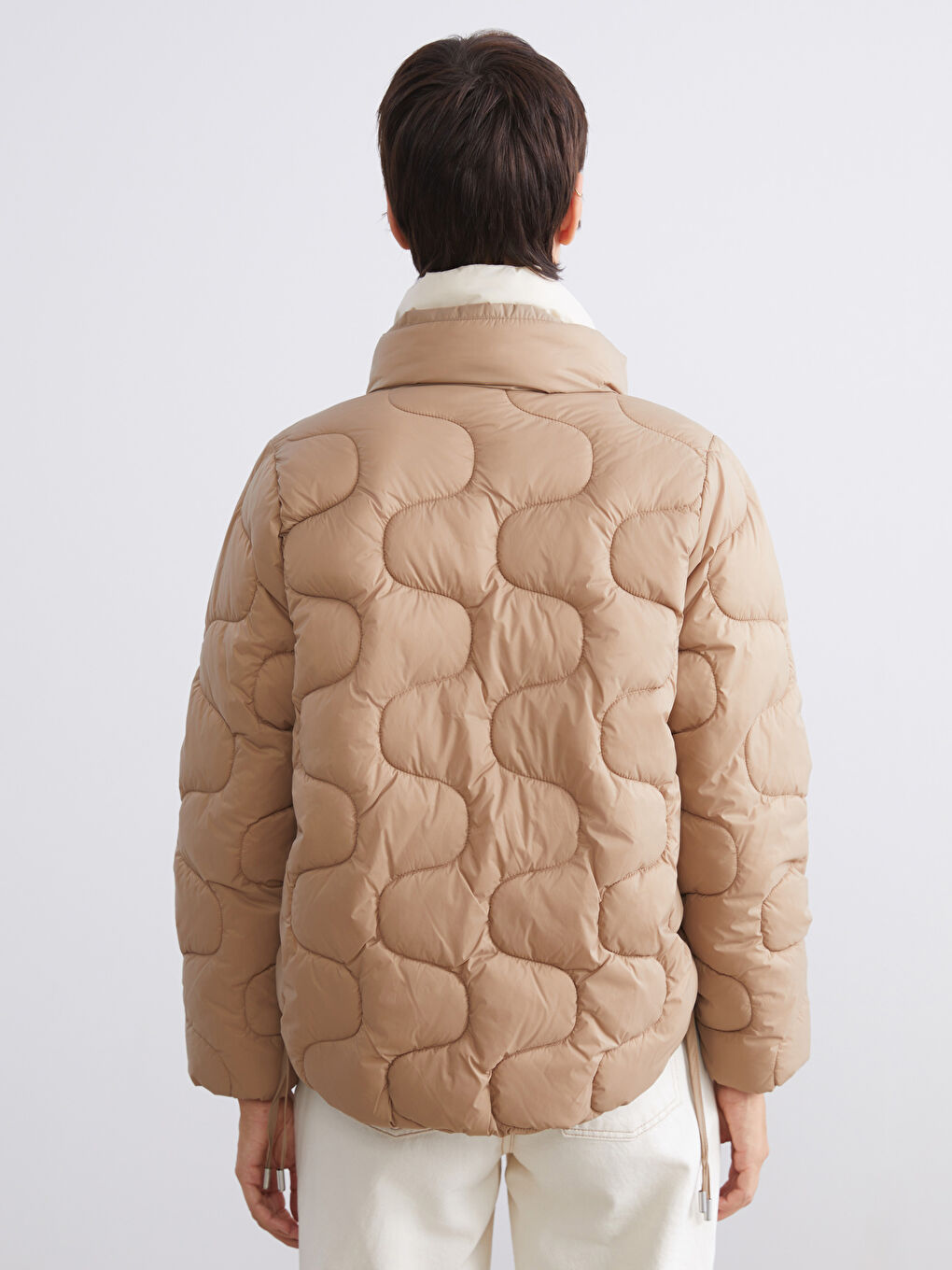 Bej Dik Yaka Kendinden Desenli Kadın Şişme Mont-8