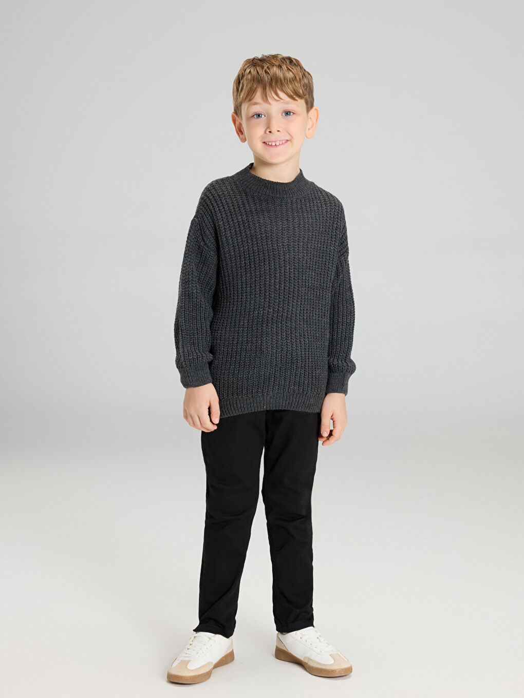 მრგვალი საყელო ტრიკოტაჟი ბიჭების სვიტერი-1