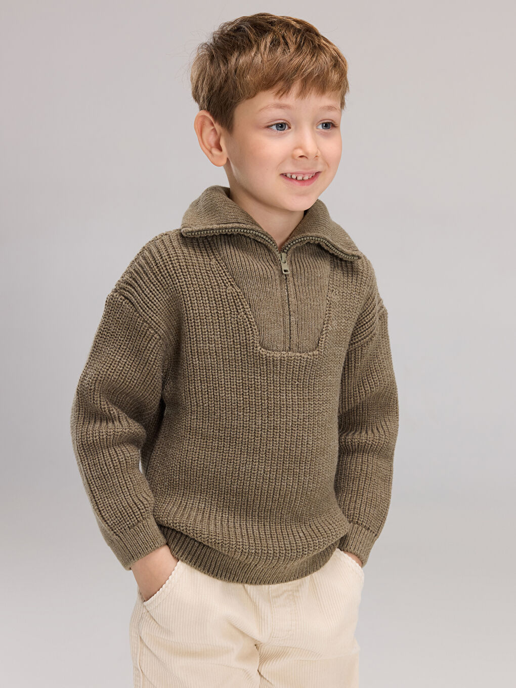 بلوزی تریکۆیه‌کی یەخەی مل بەرزی بۆ کوڕان