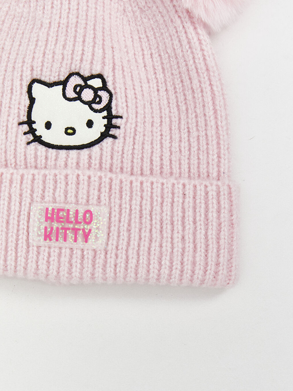 Момичешко боне с бродерия Hello Kitty и помпон от плетиво-1