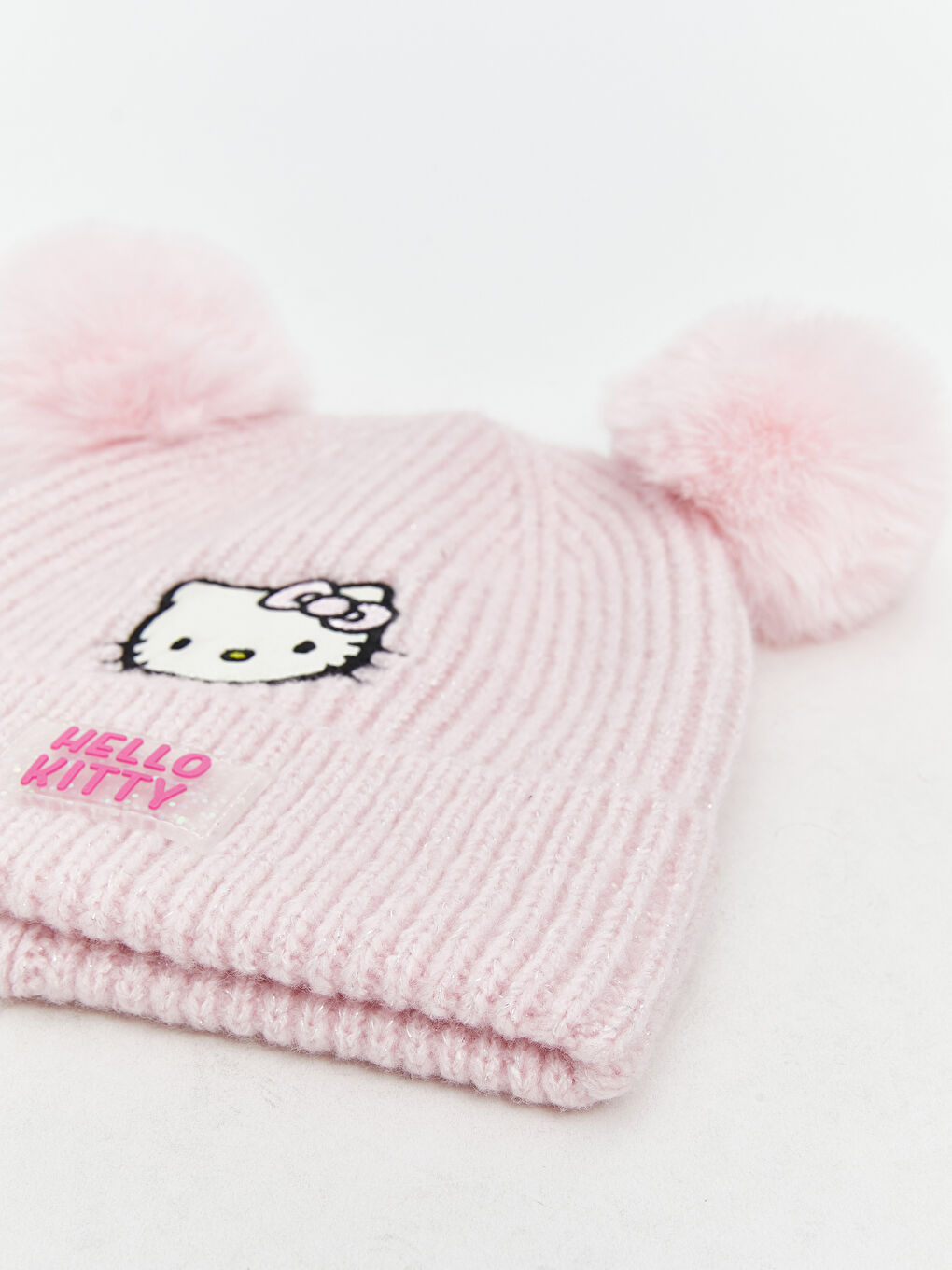 Момичешко боне с бродерия Hello Kitty и помпон от плетиво-2