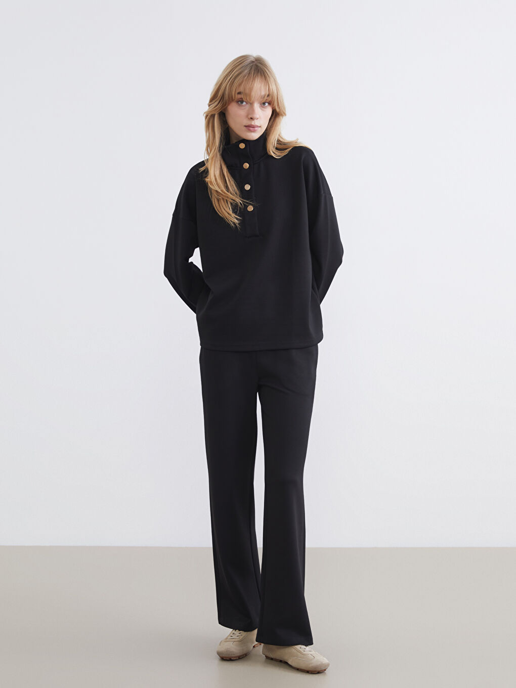 قميص رياضي اسود نساء-1