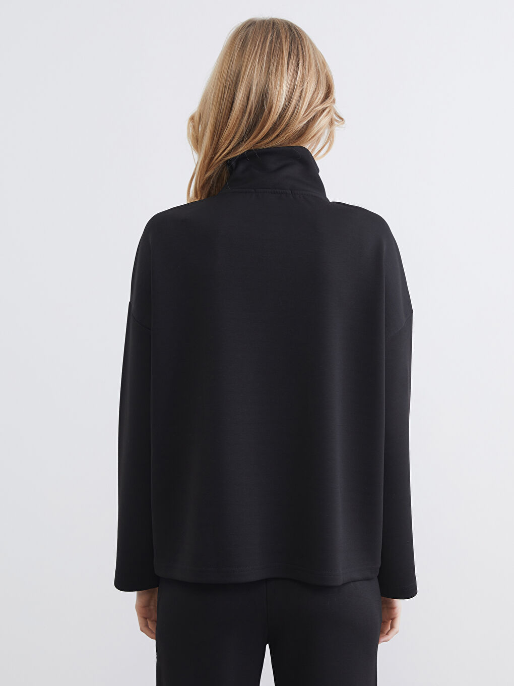 قميص رياضي اسود نساء-4